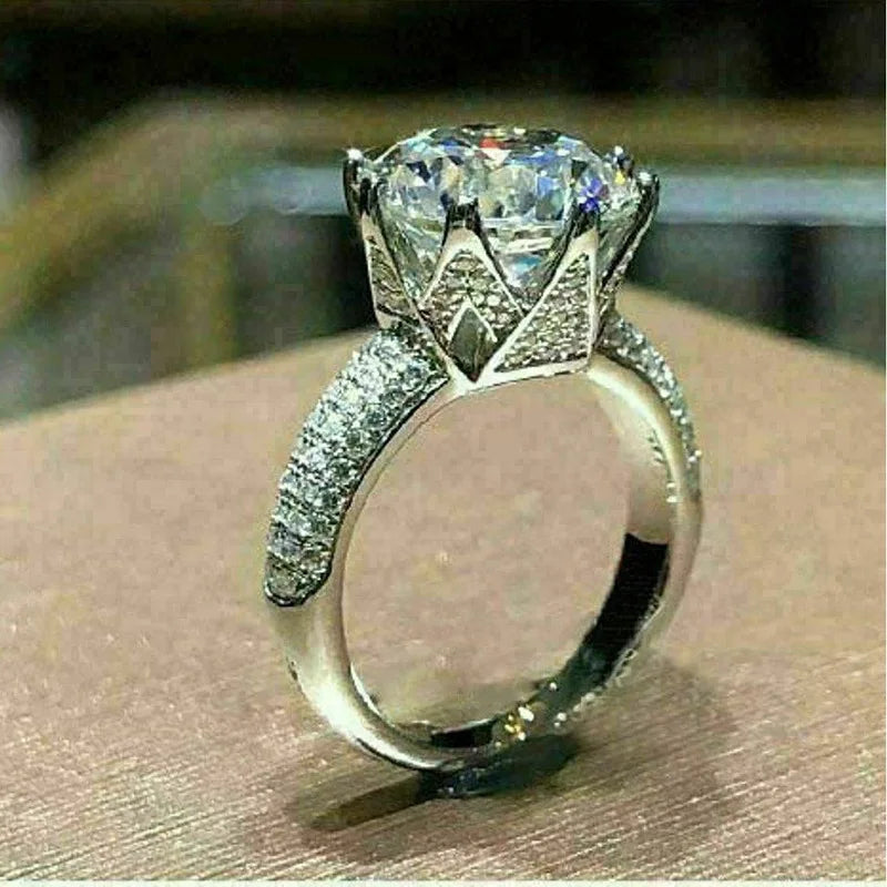 Luxury White Cubic Zirconia Engagement Ring ✨