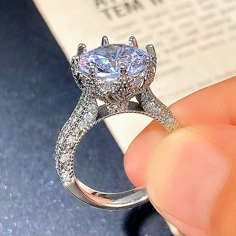 Luxury White Cubic Zirconia Engagement Ring ✨